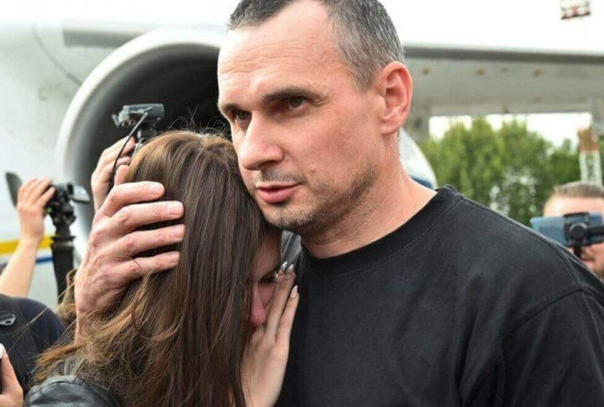 Russia/Ukraine: Oleg Sentsov freed in prisoner swap
