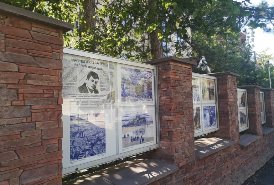 Виставку малюнків Романа Сущенка відкрили на вуличних стендах у Празі