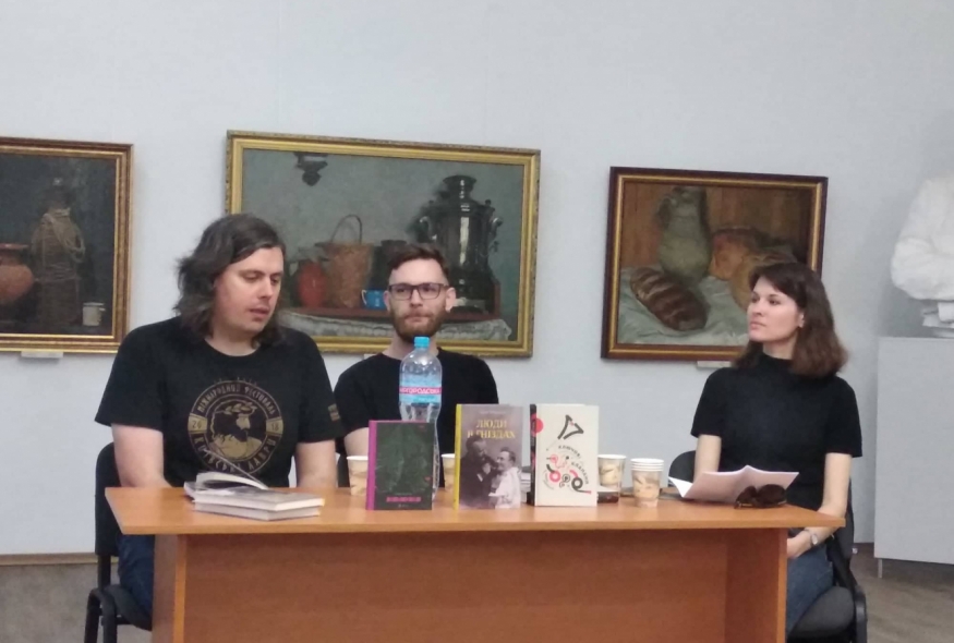 Письменники Олег Коцарев та Павло Коробчук зустрілися з читачами в Ізюмі та Чугуєві (ФОТО)