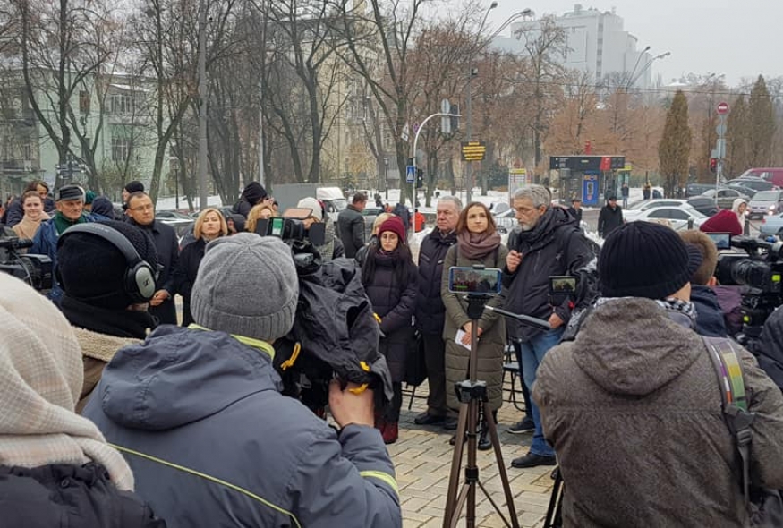 100 порожніх стільців. У Києві відбулася акція на підтримку українських заручників Кремля (фото)