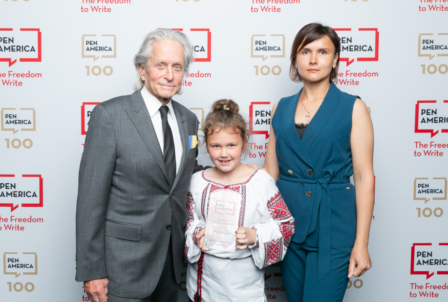 Майкл Дуглас вручив нагороду PEN/Barbey Freedom to Write Award дружині й доньці політв'язня Єсипенка