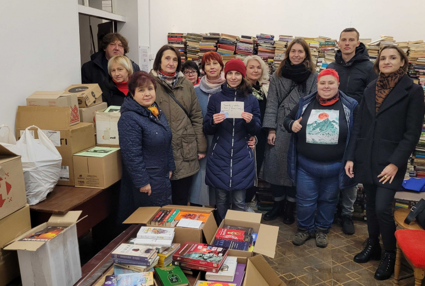 Український ПЕН передав книжки зруйнованій російськими окупантами Чернігівській обласній бібліотеці для юнацтва