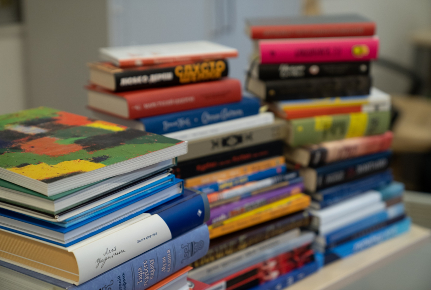Понад дві тисячі книжок для пошкоджених і зруйнованих бібліотек Миколаївщини зібрали під час всеукраїнської акції