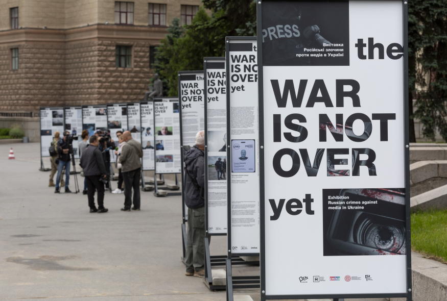 У Харкові відкрилася фотовиставка The War Is Not Over Yet про злочини Росії проти медійників