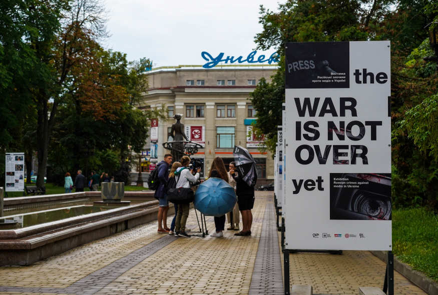 “The War Is Not Over Yet”: фотовиставка про злочини Росії проти медійників відкрилася у Тернополі