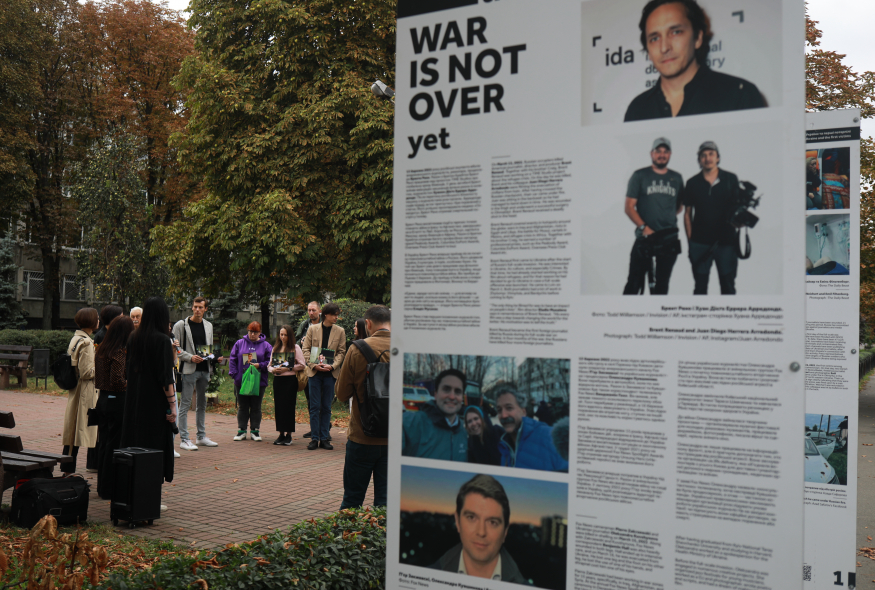 Фотовиставка “The War Is Not Over Yet. Війна ще не закінчилася” доступна для огляду в Києві