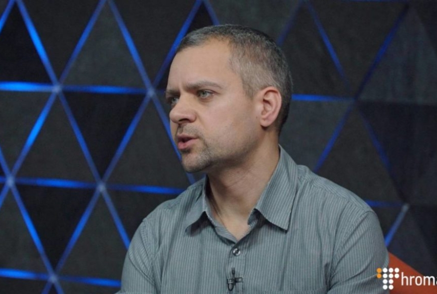 Who's pressuring freedom of press in Ukraine