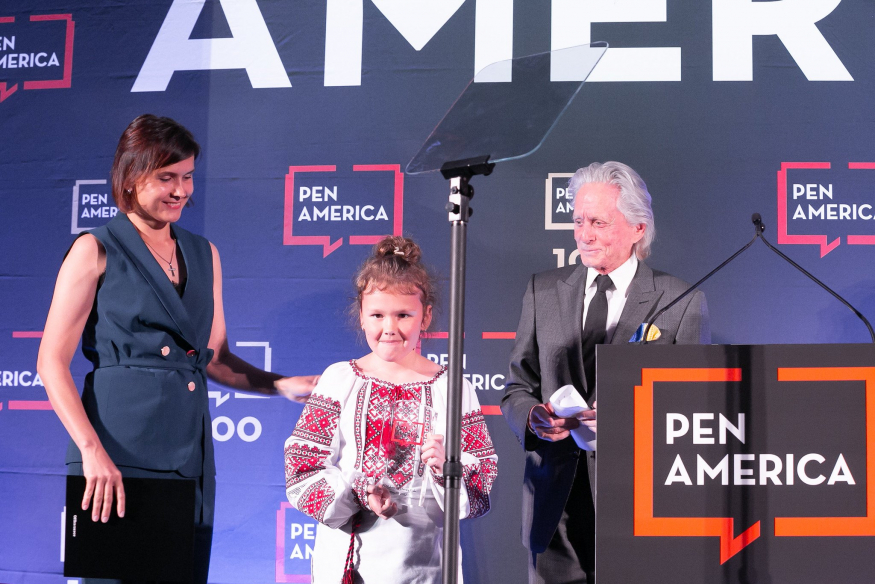 Майкл Дуглас вручає нагороду PEN/Barbey Freedom to Write Award Катерині та Стефанії Єсипенко